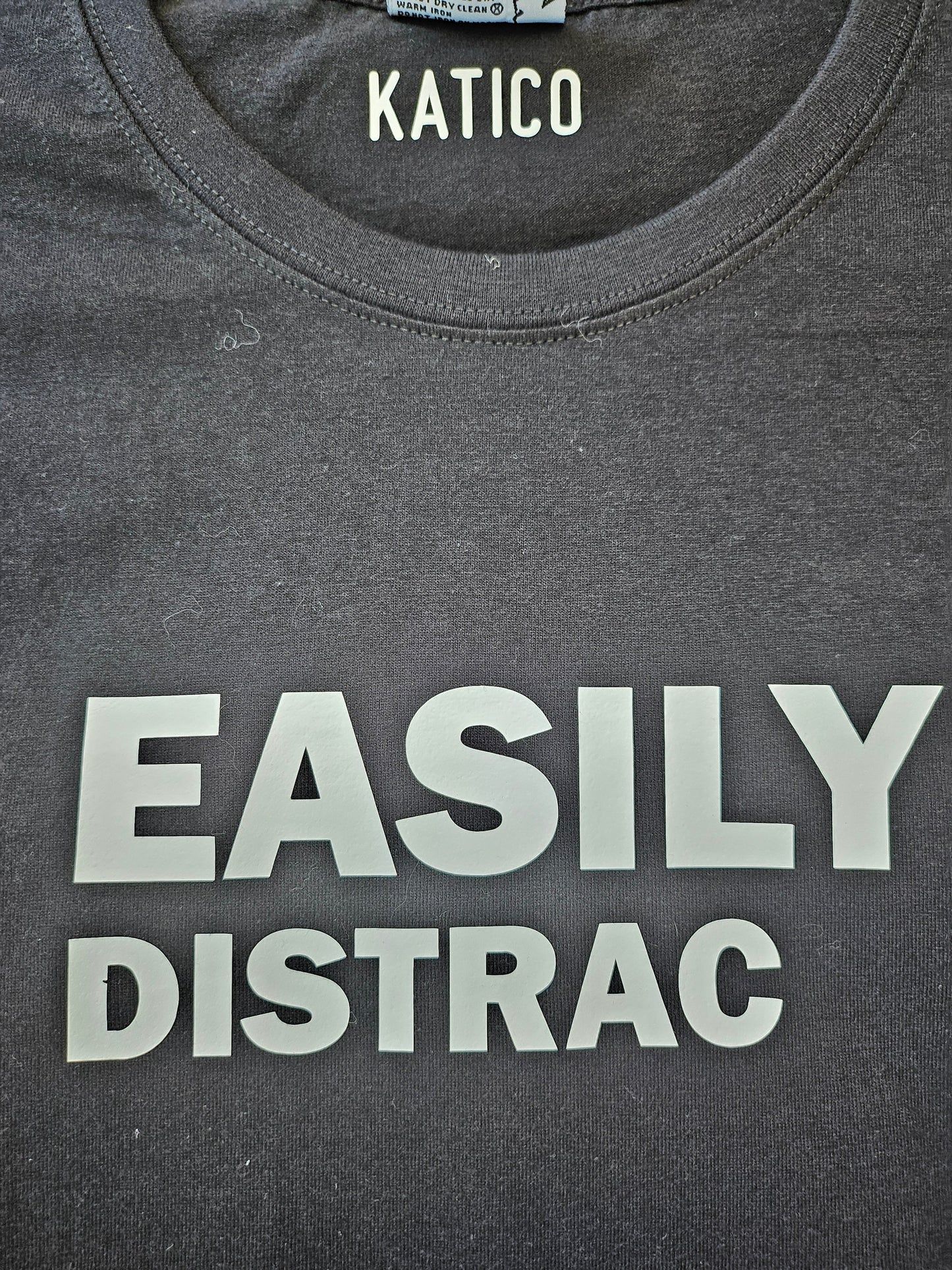 Easily Distrac T-shirt - Katico